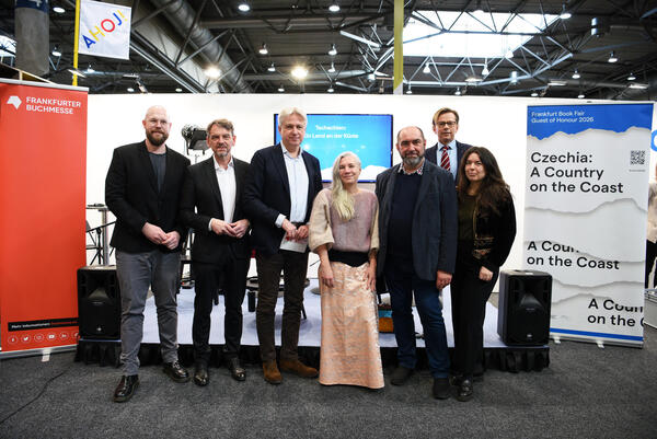 From left to right: Hugo Rosák (KVIFF), Tomáš Kubíček (Guest of Honour Team), Juergen Boos (Frankfurter Buchmesse), Markéta Pilátová (author), Miroslav Hlaučo (author), Martin Krafl (Guest of Honour Team), Annika Grützer (presenter)