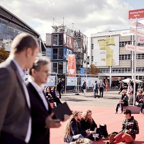 Platz mit Menschen