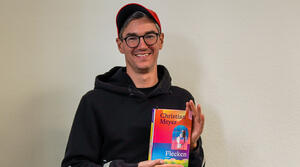Porträt von Christian Meyer mit seinem Buch