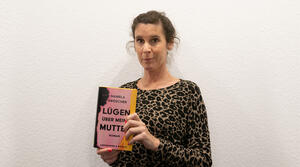 Porträt von Daniela Dröscher mit ihrem Buch