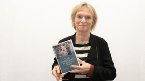 Porträt von Elke Heidenreich mit ihrem Buch