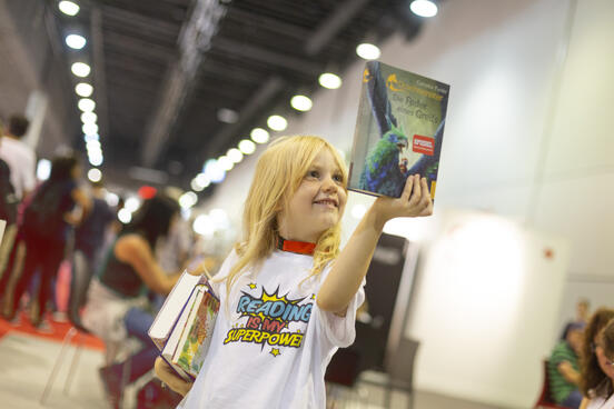 4150-Kids-Kind mit Büchern