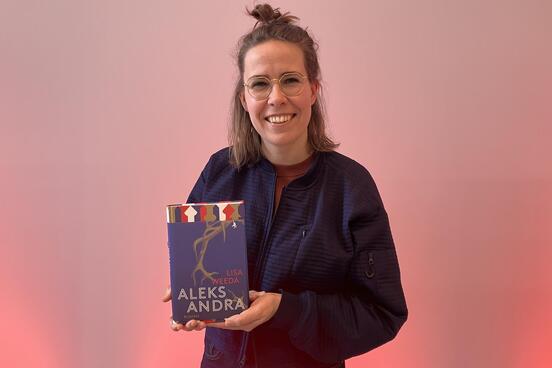 Autorin Lisa Weeda präsentiert ihr neues Buch "Aleksandra"