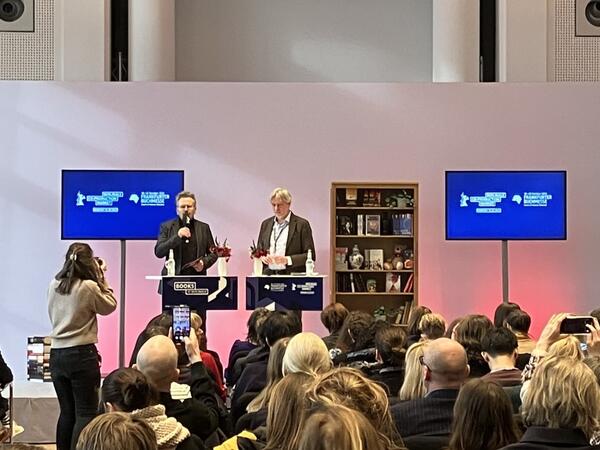 Henning Adam und Juergen Boos sprechen Grußworte zur Books at Berlinale 2023