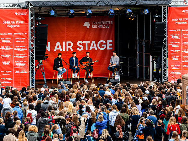 Besucher an der Open Air Stage