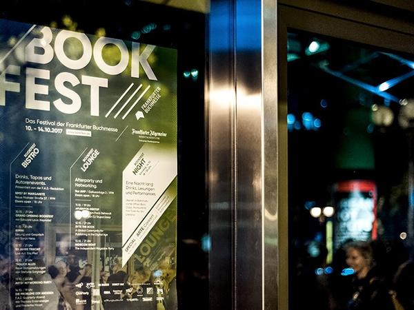 Ein Plaket zum Bookfest hängt in einem Fenster
