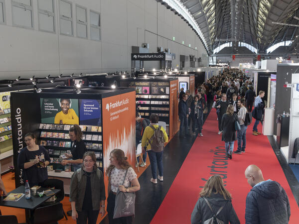 Stand mit Hörbüchern und Kopfhörern