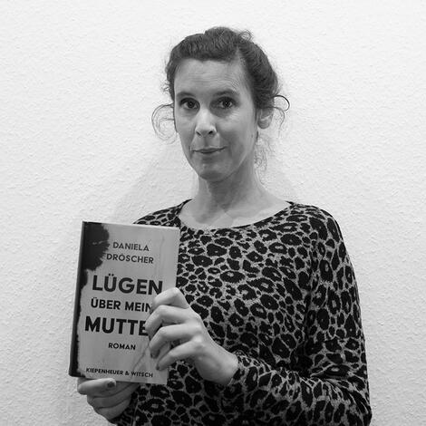 Daniela Dröscher Porträt von Daniela Dröscher mit ihrem Buch