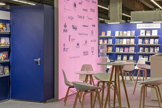 Kabine, Sitzgruppe, Grafikwand und Bücherregale