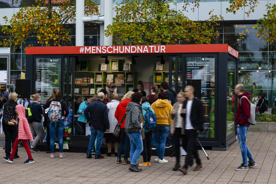 Frankfurter Buchmesse Agora Mensch und Natur Themenraum außen