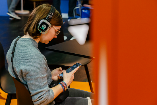 Frau mit Kopfhörern: AI und Audio – über die Zukunft des Hörbuchs
