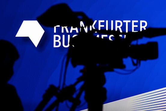 Silhouette einer Filmkamera vor dem Frankfurter Buchmesse Logo