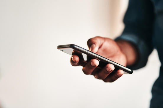 Person hält Smartphone in der Hand