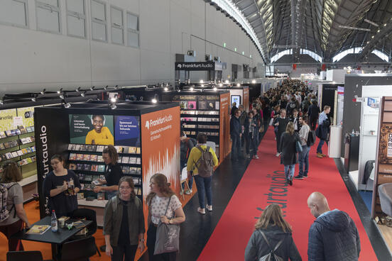 Stand mit Hörbüchern und Kopfhörern