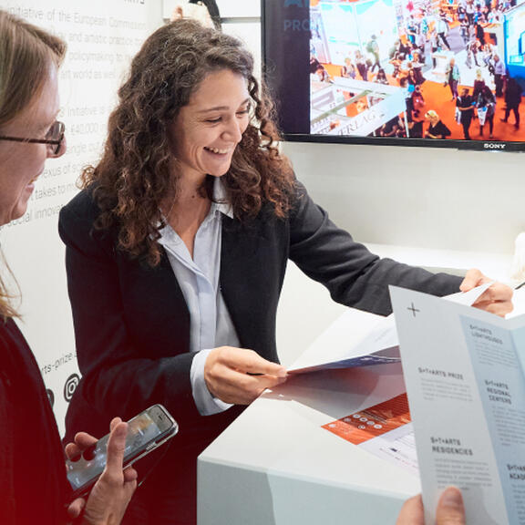 Zwei Frauen im Gespräch an einem Stand der Frankfurter Buchmesse