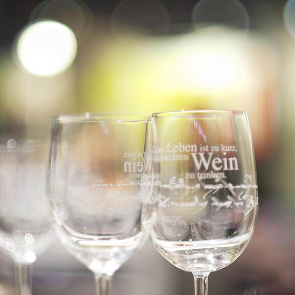 Frankfurt Authors – Abendveranstaltung mit Weingläsern vor unscharfem Hintergrund