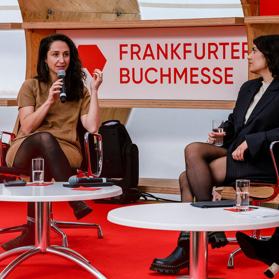 Gespräch auf Bühne