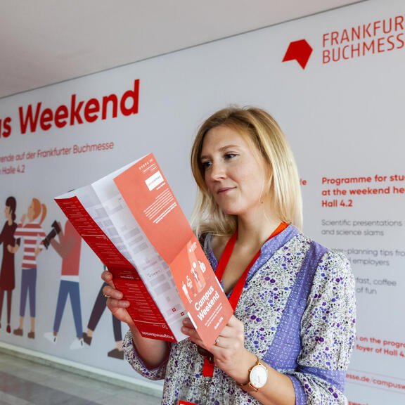 Besucherin mit Hallenplan