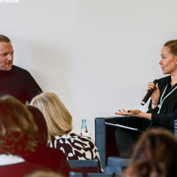 Talkrunde mit zwei Gesprächspartnern