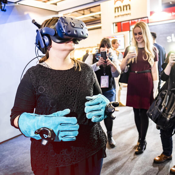Frau mit Virtual Reality Brille