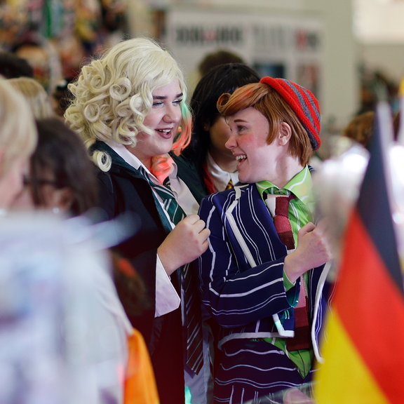 Zwei Cosplayers haben Spaß