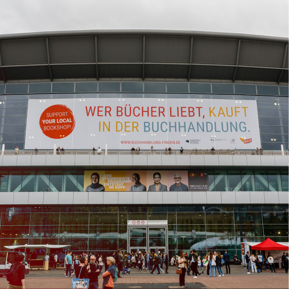 Halle der Buchmesse von Außen