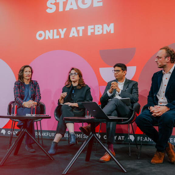 The Hof live: „AI and the Battle for Reality“: Speaker auf Bühne The Hof live: „AI and the Battle for Reality“: Speaker auf Bühne