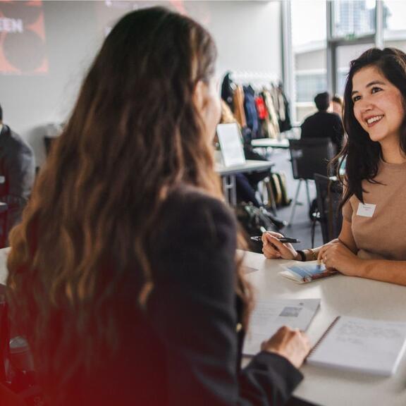 Zwei Frauen im Gespräch