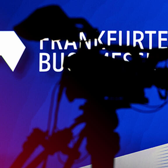 Silhouette einer Filmkamera vor dem Frankfurter Buchmesse Logo