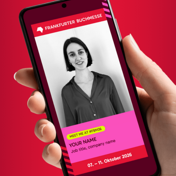 Hand, die ein Smartphone hält auf dem ein Social Media Post zu sehen ist, der die Teilnahme einer Person an der Frankfurter Buchmesse ankündigt.