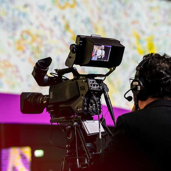 Bühnensituation wird vom Cameraman aufgenommen