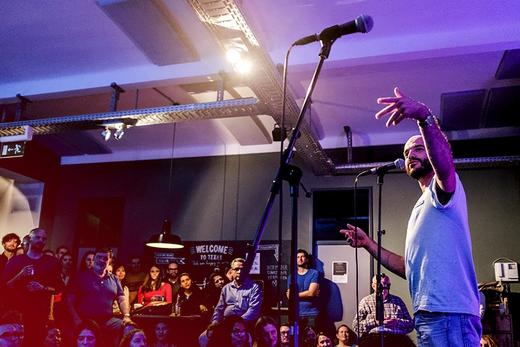 Ein Mann hält einen Vortrag.