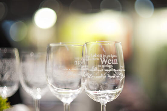 Frankfurt Authors – Abendveranstaltung mit Weingläsern vor unscharfem Hintergrund