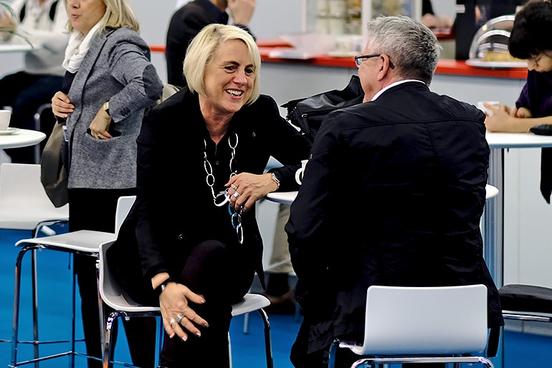 Gespräch am ILC Stand zwischen einer Frau und einem Mann
