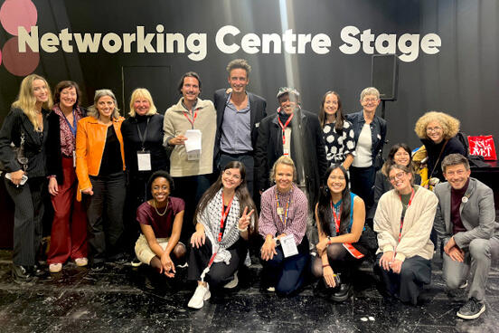 Gruppenfoto einer diversen Gruppe junger Menschen auf der Frankfurter Buchmesse