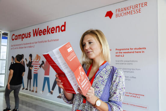 Besucherin mit Hallenplan