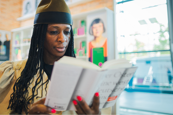 Frau beim Silent Reading Get-Together im Frankfurt Studio Pop-up