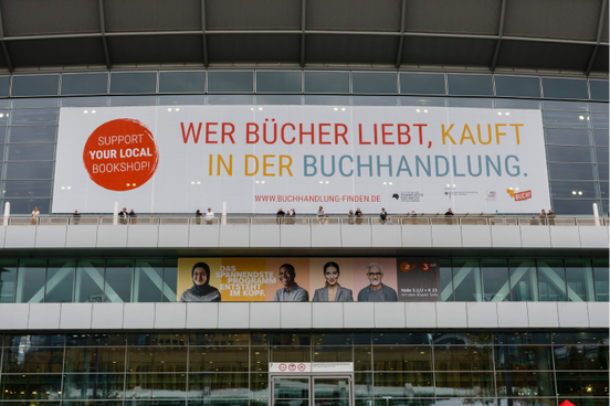 Halle der Buchmesse von Außen