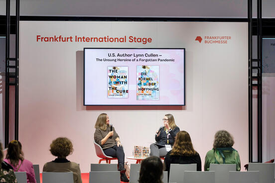 Autorin Lynn Cullen im Gespräch mit Publizistin Erin Cox auf der International Stage der Frankfurter Buchmesse2023