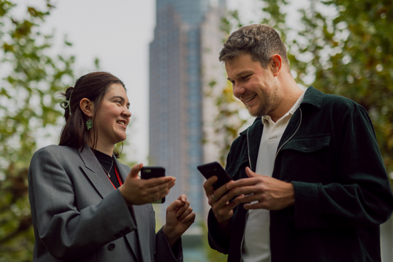 Privatbesucher mit Handy auf der Buchmesse