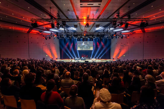 Großer Saal mit Besuchern bei einer Lesung