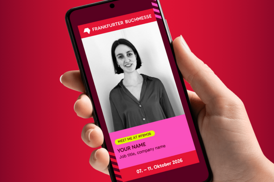 Hand, die ein Smartphone hält auf dem ein Social Media Post zu sehen ist, der die Teilnahme einer Person an der Frankfurter Buchmesse ankündigt.