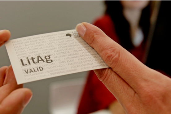 Ein gültiges Ticket fürs LitAg wird von einer an eine andere Person übergeben - dekorativ