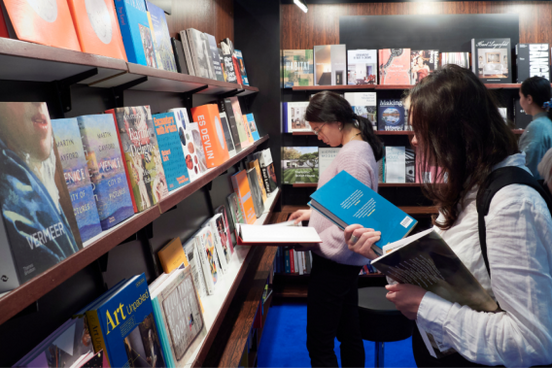 Frau am Stand mit Buch
