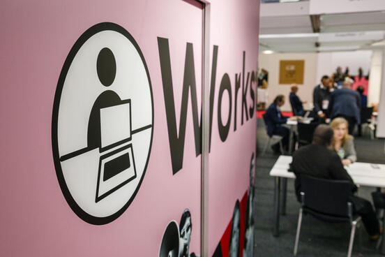 Workstation Schriftzug an Wand