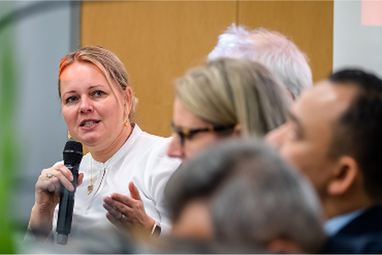 Frau mit Mikrofon