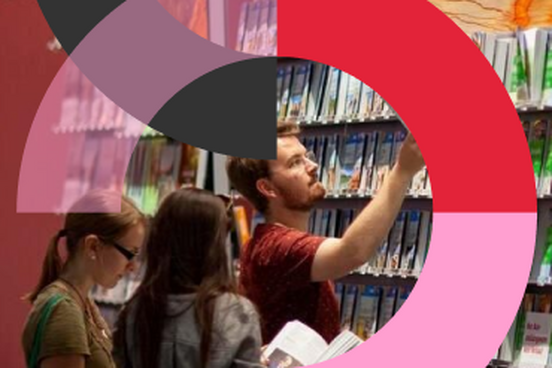 BesucherInnen der Buchmesse stehen vor einem Büchherregal undsehen sich die ausgestellten Bücher an