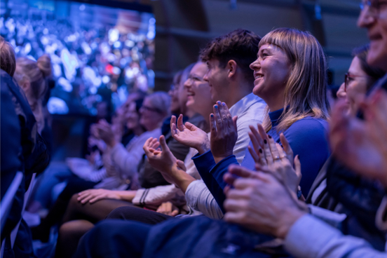 Besucherinnen applaudieren