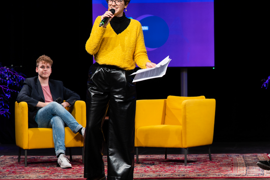 Speakerin hält einen Vortrag