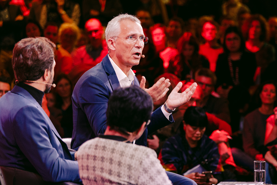 Speaker*innen auf Bühne